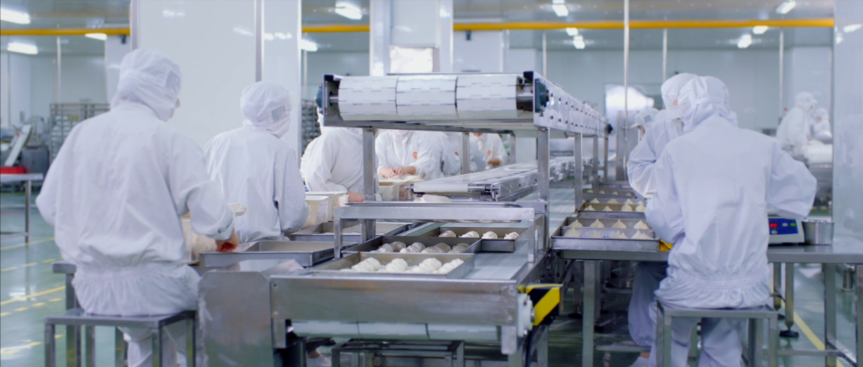 為保證標(biāo)準(zhǔn)化,規(guī)模化生產(chǎn),巴比食品花重金在上海建成透明中式面點(diǎn)生產(chǎn)